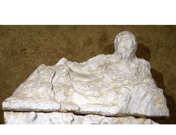III secolo a.C.” Urna cineraria” , pietra, cm 32x58x43.