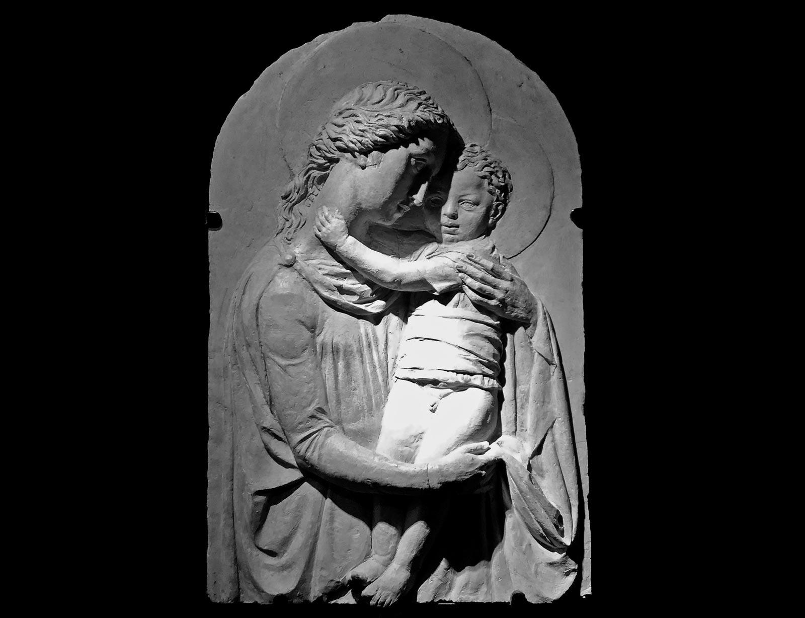 Attribuita a Bartolomeo Bellano (Padova, circa 1438 – circa 1497), ” Madonna col Bambino” (del tipo “Madonna Massimo”). Bassorilievo in terracotta, cm 67 x 41.