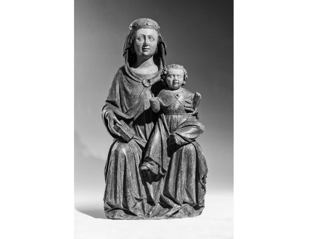 Andriolo de Santi, ” Madonna col Bambino in trono” . Legno intagliato e dipinto, cm 61 x 31 x 23.
