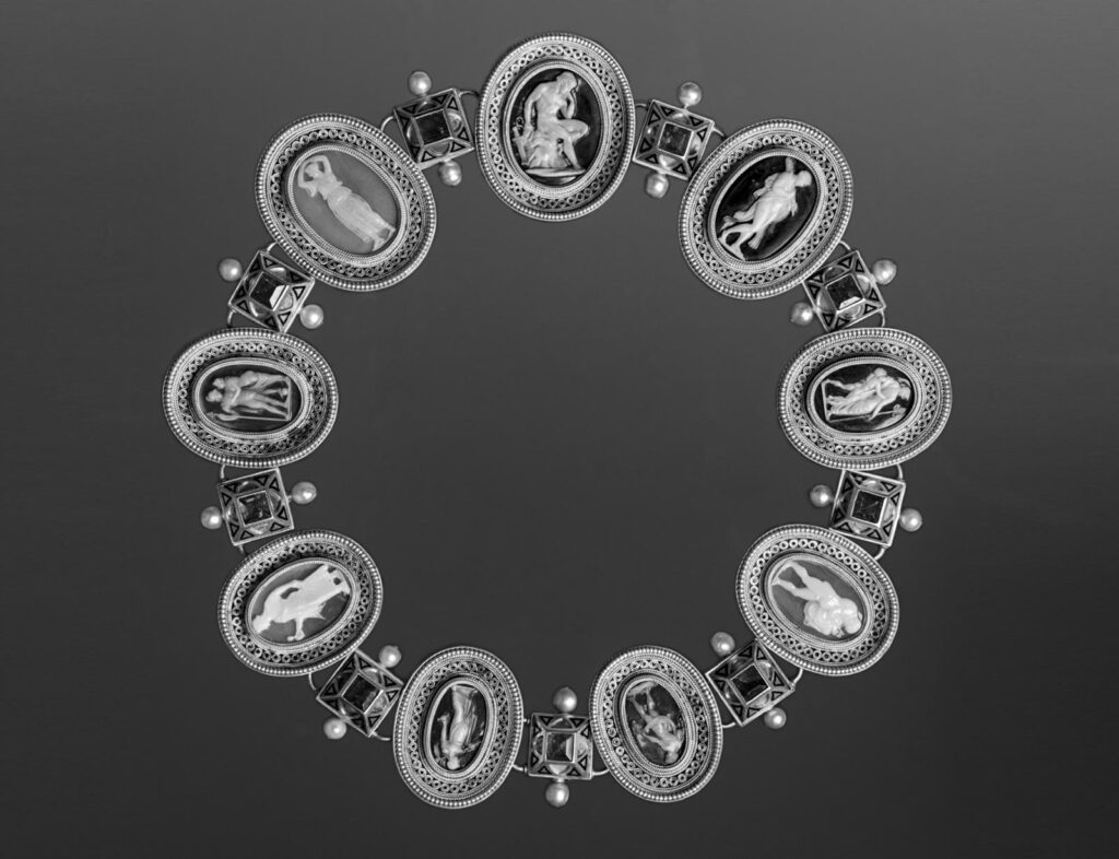 Fortunato Pio Castellani (Roma, 1794–1865) & Luigi Pichler (Roma, 1773–1854), Collana in oro con perle e rubini (con nove cammei ovali in sardonica dall’antico), lunghezza 395 mm (Roma, circa 1850)