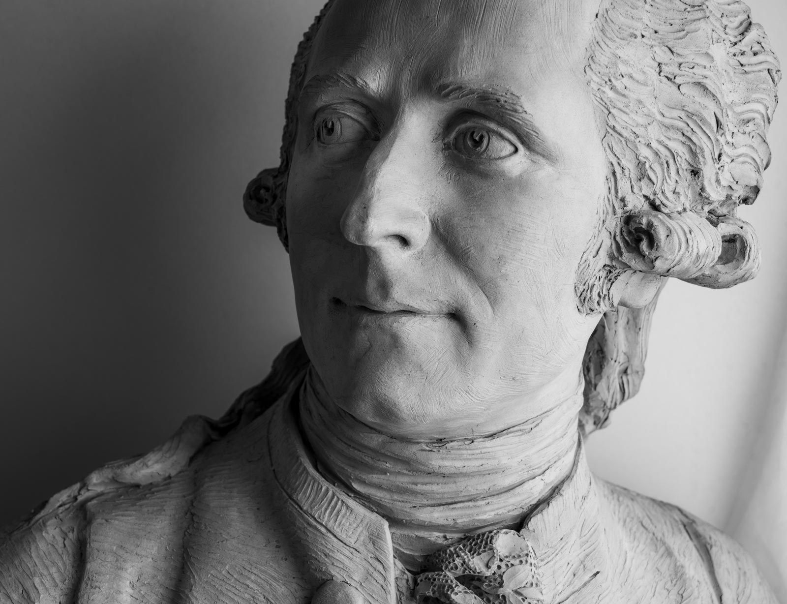 Gaetano Merchi (Brescia 1747 - Agen 1823), ” Ritratto d’uomo” . Terracotta, cm 64 x 50 x 22 Firmato e datato sul tergo della base: “Merchi fecit 1783”. Con Bacarelli Antichità. Acquisito dal Courrier Museum, Manchester, New Hampshire al Tefaf 2020