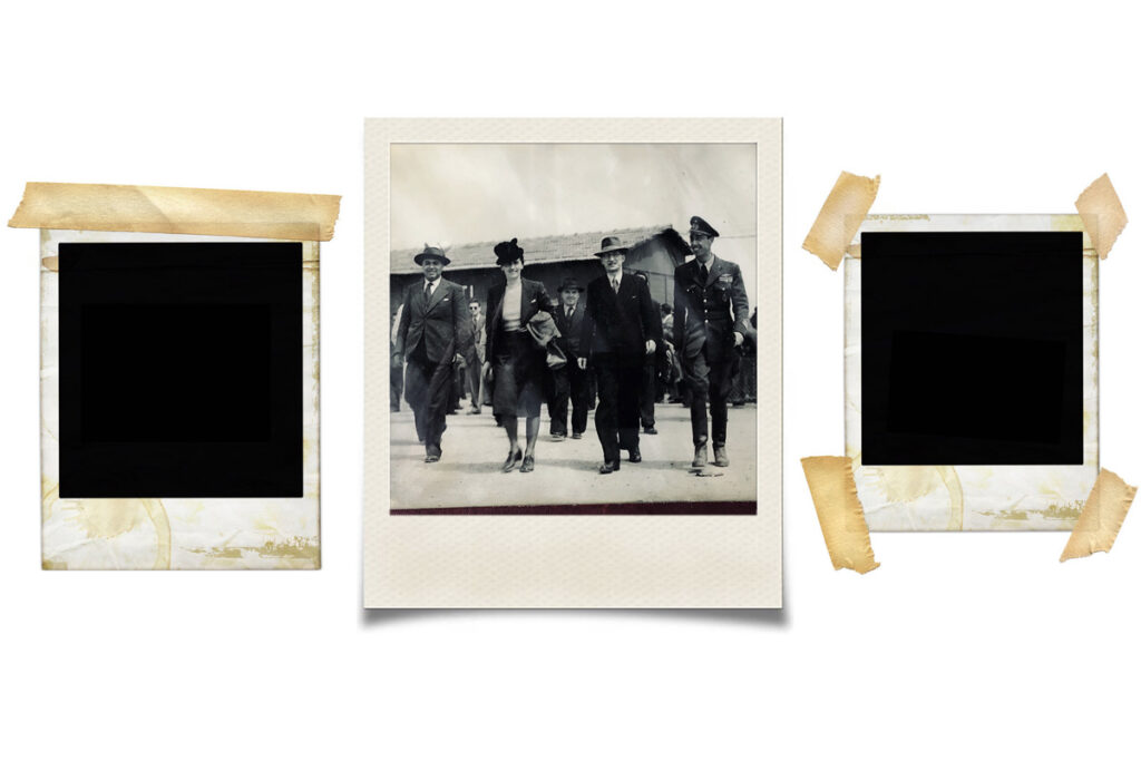 Tra le curiosità esposte, anche la fotografia incorniciata di Alcide de Gasperi e consorte in visita ad un campo d’aviazione (Vigna di Valle?) (al centro; particolare). ;