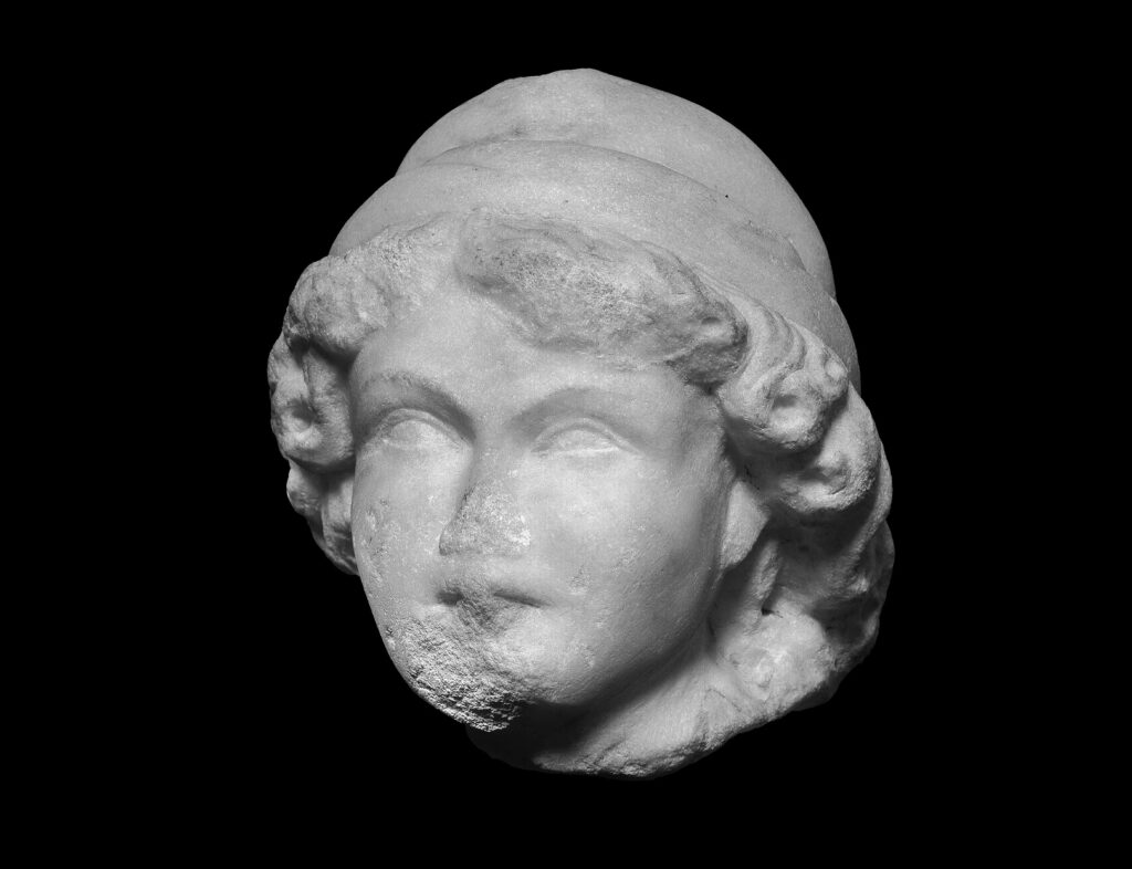 Arte francese, epoca gotica, “Testa di fanciullo”. Marmo, h. cm 10.
