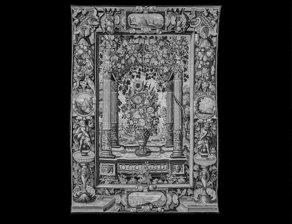 Arazzo “a pergola” con vaso di fori, m 3,38 x 2,56. Bruxelles, prima metà del Seicento