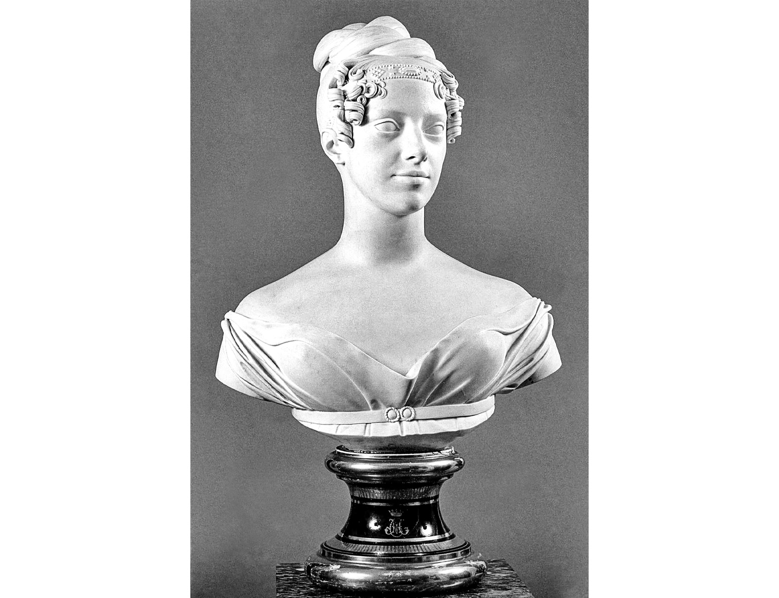 Alexandre-Dominique Denuelle (Parigi, notizie dal 1819 al 1834), “Busto di Maria Carolina Fernanda di Borbone, duchessa di Berry” (in biscuit). Napoli, Palazzo Reale.