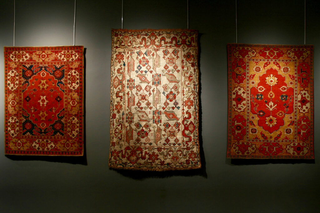 Tre dei tappeti in mostra.
