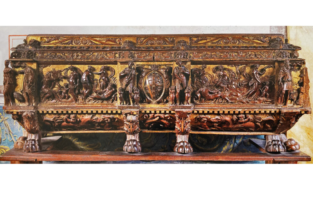 Cassone in legno di noce intagliato e scolpito e parzialmente dorato con lo stemma Massimo. 1562 ca. Collezione privata