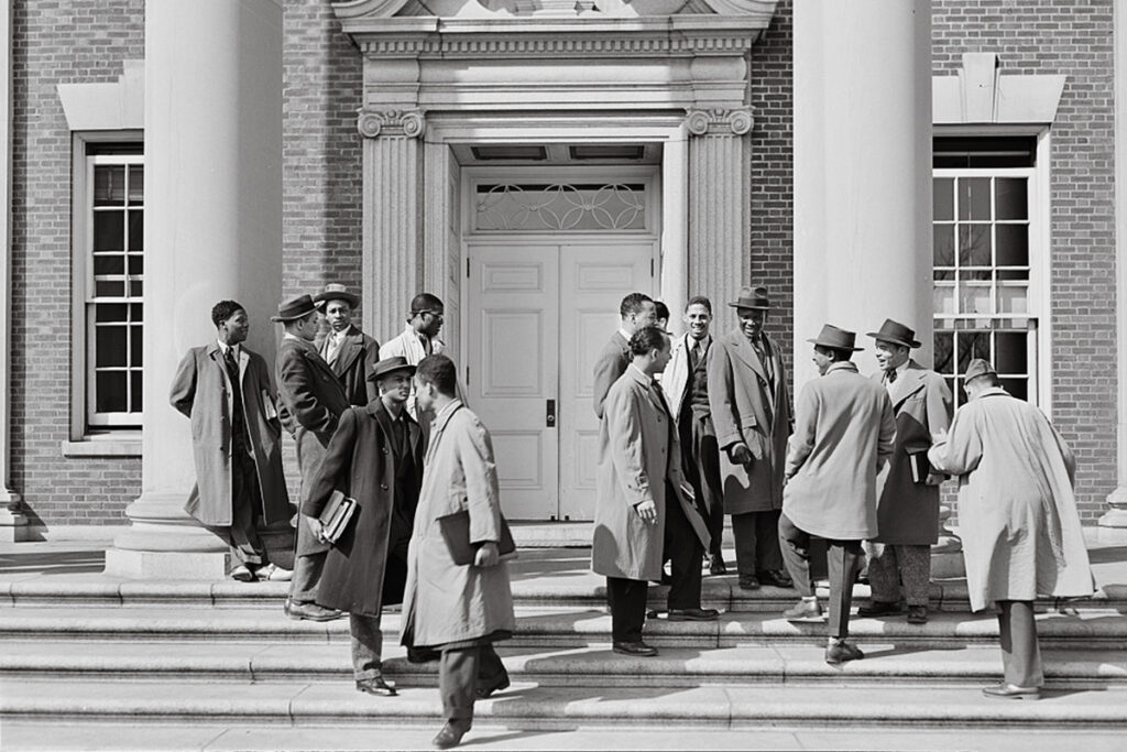 Studenti della Howard University, 1942. Collier, John, Jr.,  Library of Congress, Prints & Photographs Division, FSA/OWI Collection, LC-USW3-000362-C;