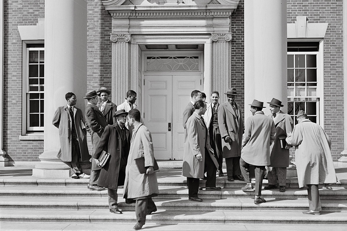 Studenti della Howard University, 1942. Collier, John, Jr.,  Library of Congress, Prints & Photographs Division, FSA/OWI Collection, LC-USW3-000362-C;